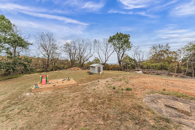 view of yard featuring a storage shed