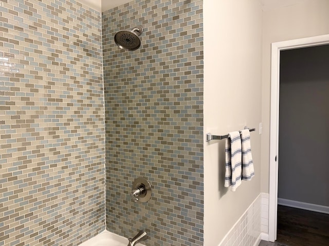 bathroom with tiled shower / bath combo