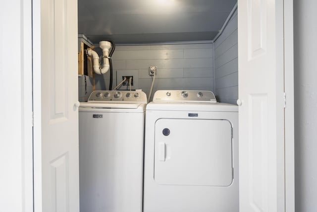 laundry room with washing machine and clothes dryer