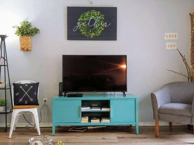 living area featuring hardwood / wood-style flooring