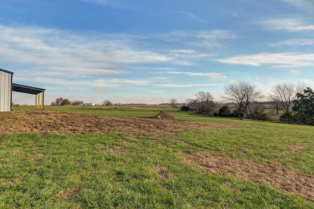 view of yard featuring a rural view