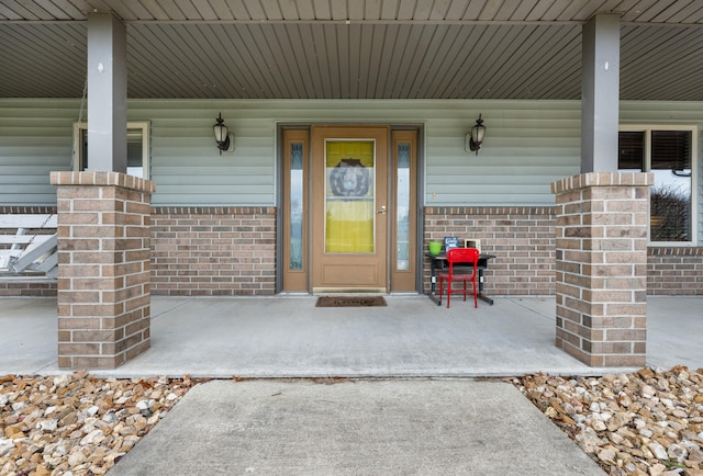 entrance to property featuring a porch