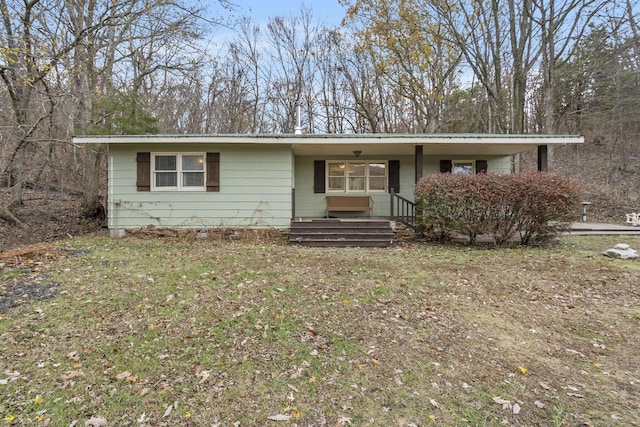 single story home with a front lawn