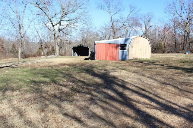 view of yard featuring an outdoor structure