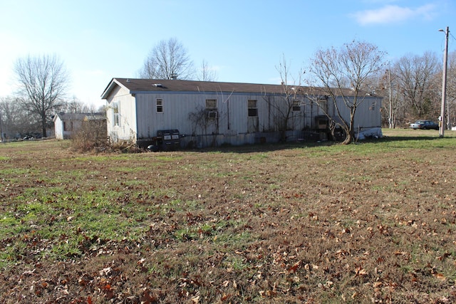 exterior space featuring a yard