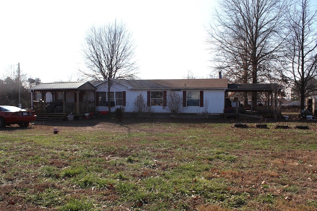 view of front of home featuring a front yard