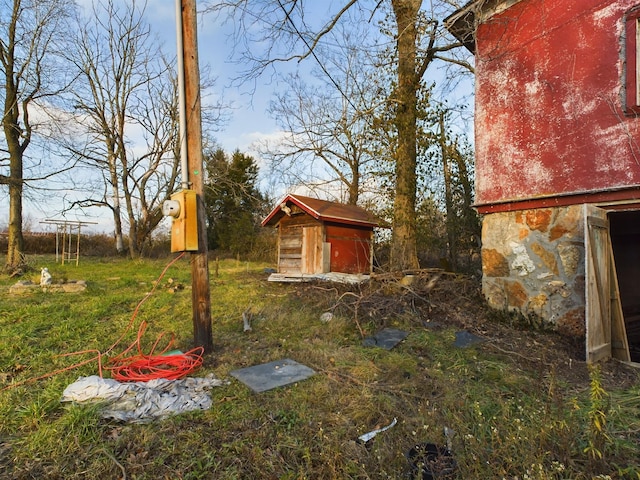 view of yard featuring a storage shed