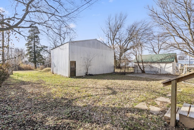 view of yard featuring an outdoor structure