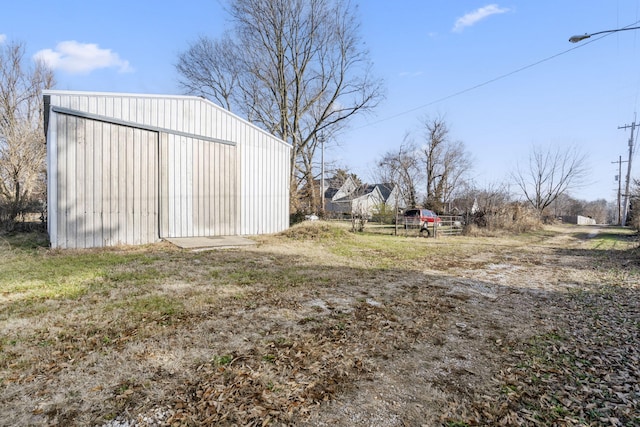 view of yard with an outdoor structure