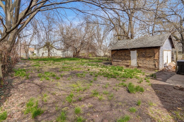 view of yard with an outdoor structure