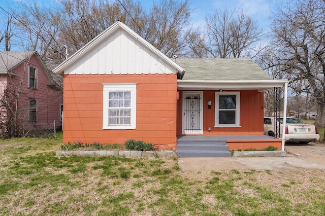 view of front of home with a front lawn