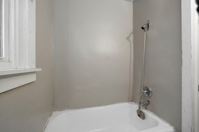 bathroom with bathtub / shower combination