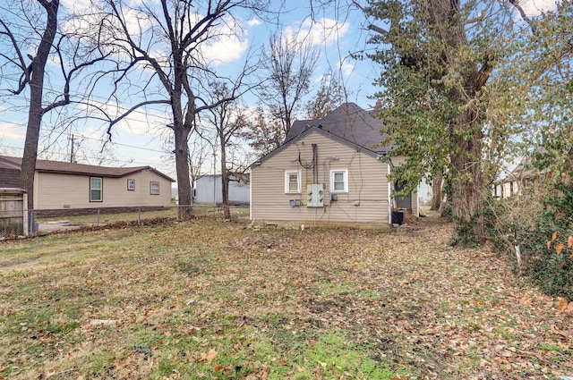 back of house featuring a yard