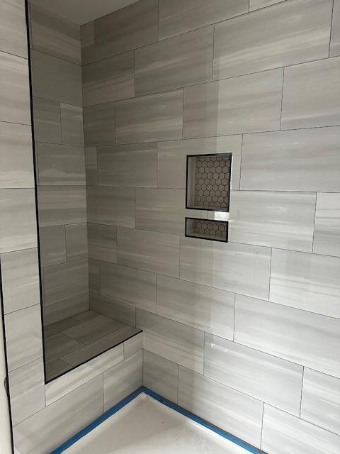 bathroom featuring a tile shower