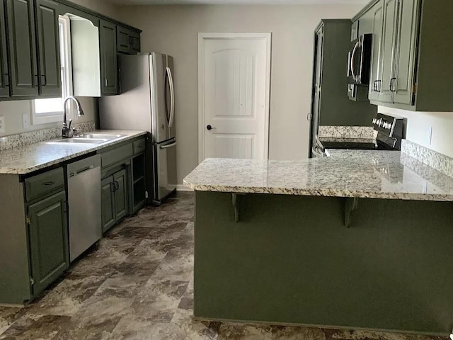 kitchen with kitchen peninsula, sink, stainless steel appliances, and a breakfast bar