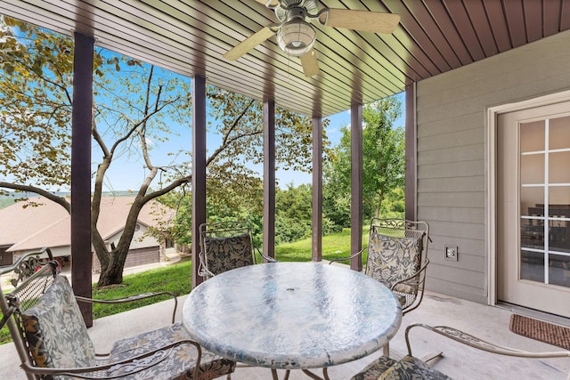 sunroom featuring ceiling fan