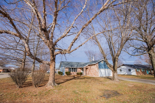 view of front of home with a front lawn