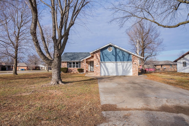 view of front of home featuring a front lawn and a garage