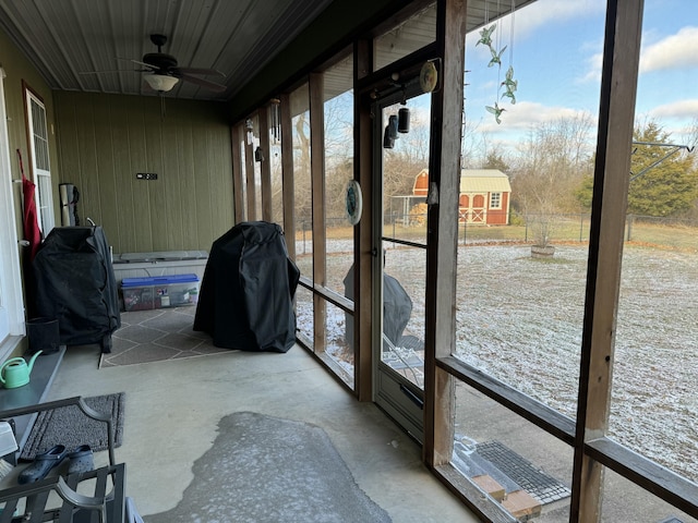 sunroom with ceiling fan