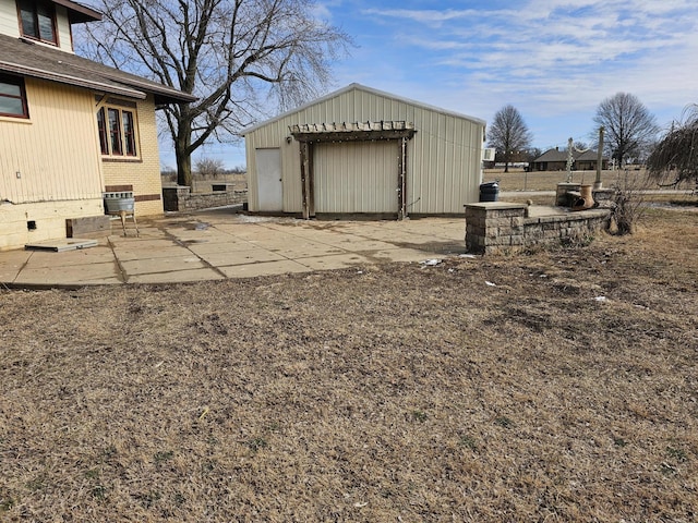 view of yard featuring an outbuilding and a garage