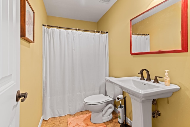 full bath featuring a sink, toilet, baseboards, a shower with curtain, and visible vents