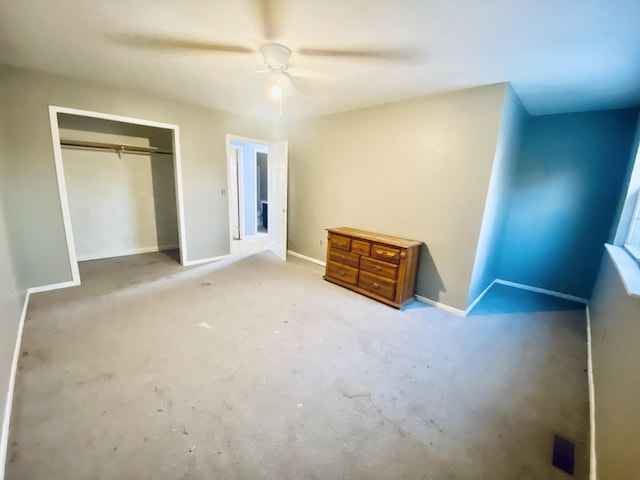 unfurnished bedroom with ceiling fan and a closet