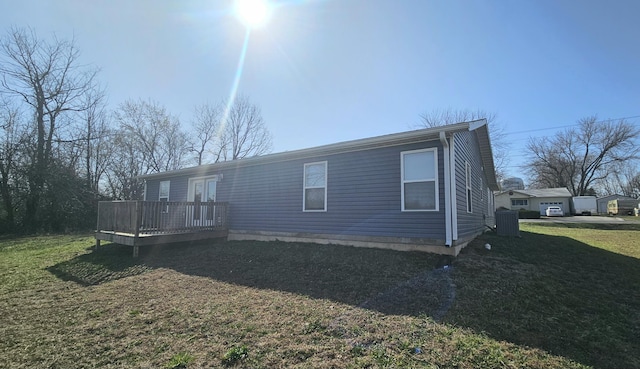 view of front facade featuring a deck and a front lawn