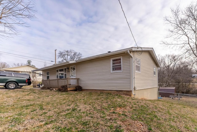 view of front of property featuring a front lawn