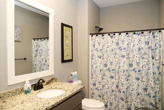 bathroom with a shower with shower curtain, vanity, and toilet