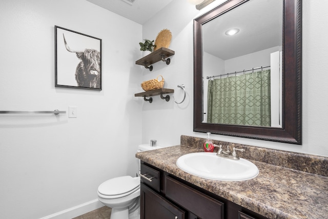 full bath featuring toilet, vanity, a shower with curtain, and baseboards