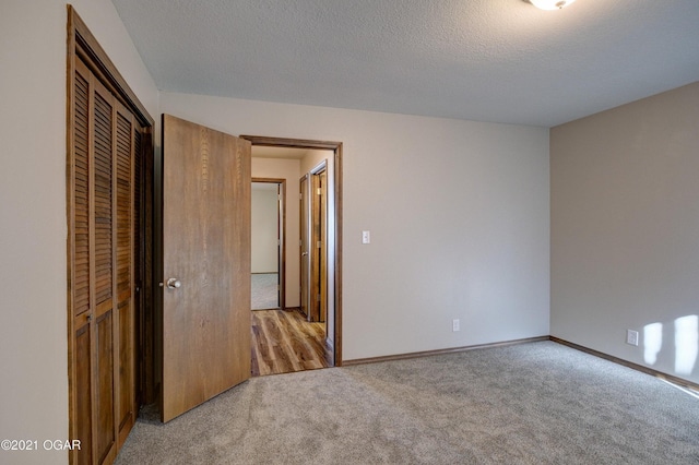 carpeted spare room featuring a textured ceiling