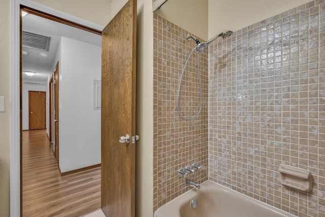 bathroom with tiled shower / bath combo