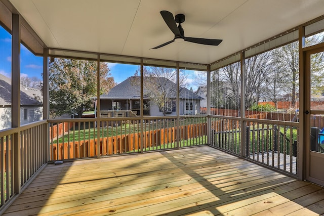 sunroom with ceiling fan