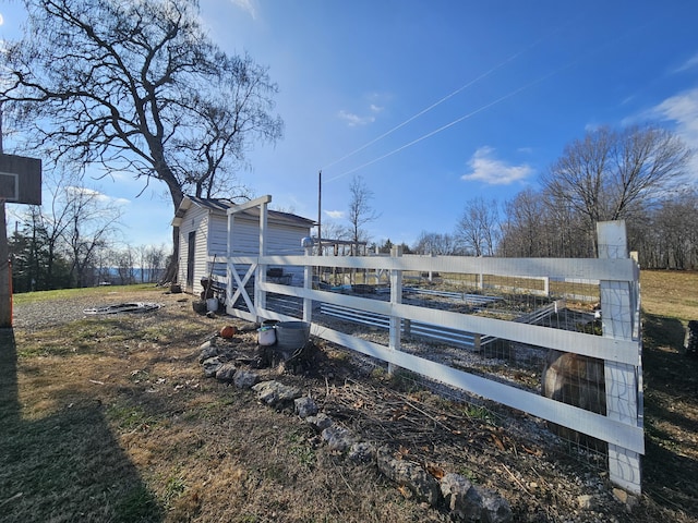 view of yard featuring an outdoor structure