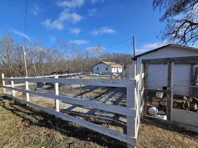 view of yard featuring an outbuilding