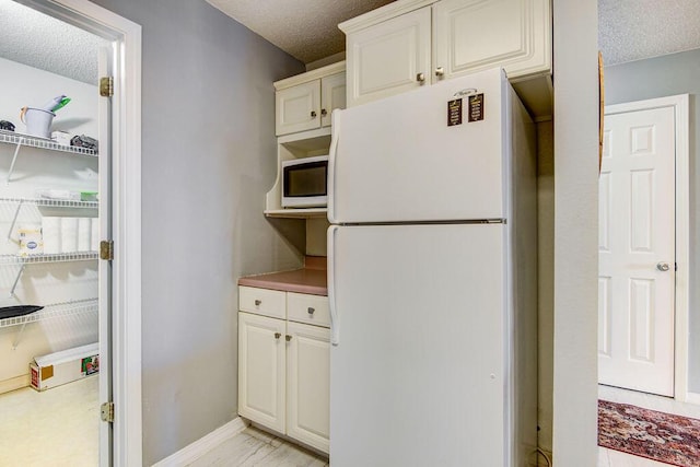 189 Avondale Dr Unit 91-6, Branson, MO 65616 - kitchen with a textured ceiling and white appliances