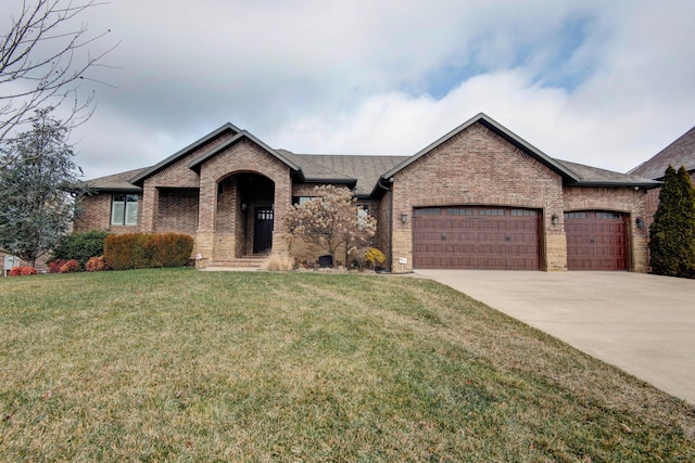 view of front of home featuring a front yard and a garage