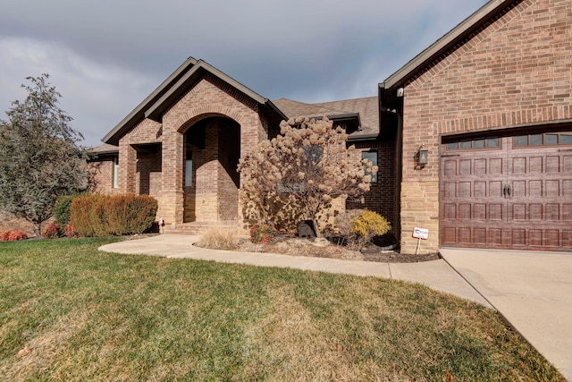 view of front of home featuring a front lawn and a garage