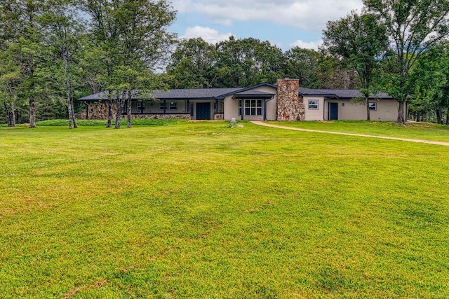 ranch-style house featuring a front yard