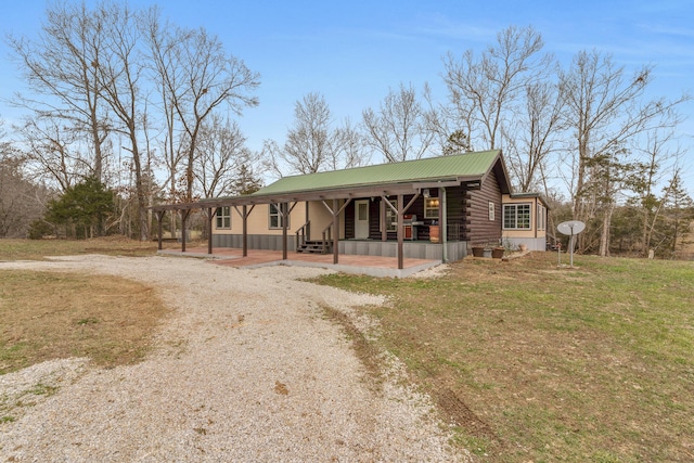 view of front facade featuring covered porch and a front lawn