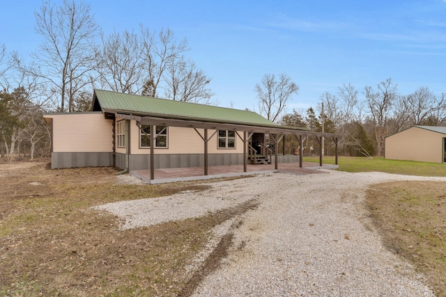 view of front of property featuring a front lawn