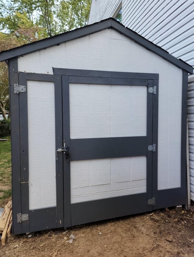 view of outbuilding