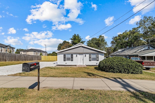 view of front of property featuring a front yard