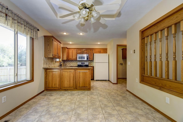 kitchen with ceiling fan, tasteful backsplash, light tile patterned flooring, kitchen peninsula, and stainless steel appliances