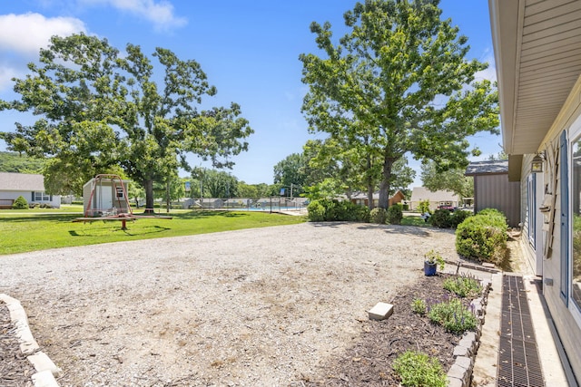 view of yard featuring driveway