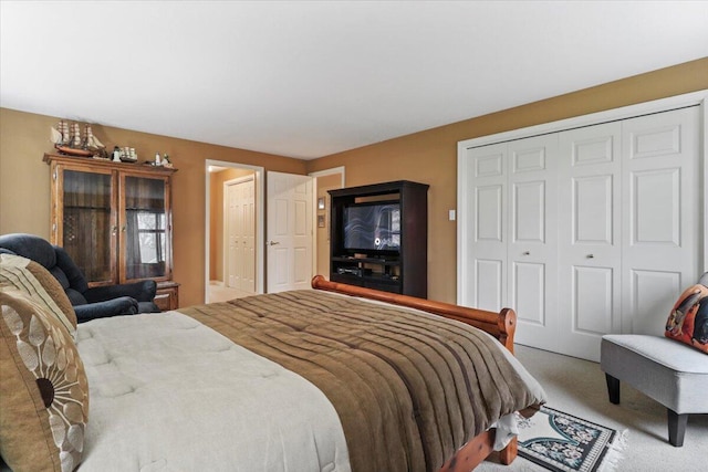 bedroom featuring carpet floors and a closet