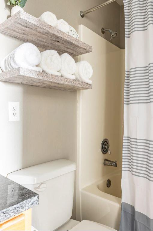 bathroom featuring shower / tub combo with curtain