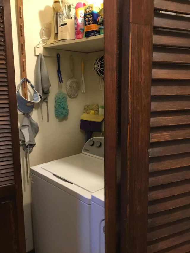 washroom featuring washing machine and clothes dryer