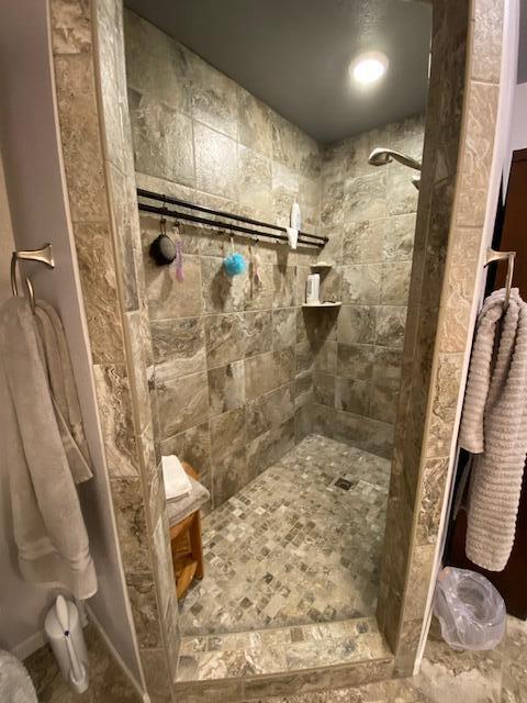 bathroom featuring tiled shower