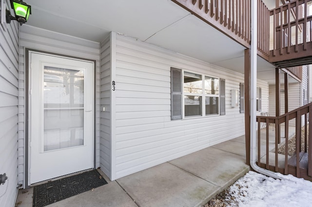 doorway to property with covered porch